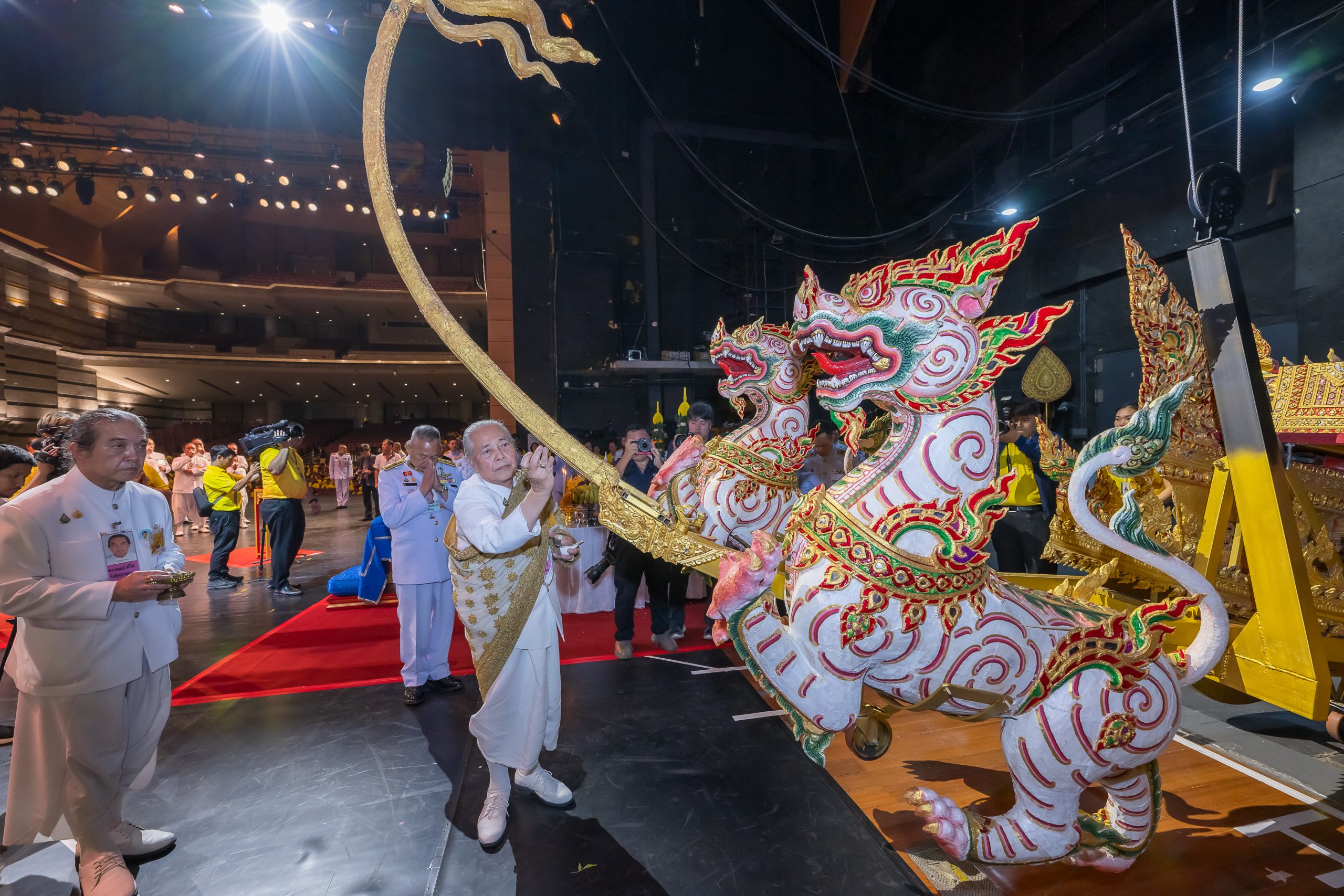 มูลนิธิส่งเสริมศิลปาชีพ ในสมเด็จพระนางเจ้าสิริกิติ์ พระบรมราชินีนาถ พระบรมราชชนนีพันปีหลวง จัดพิธีบวงสรวง โขนมูลนิธิส่งเสริมศิลปาชีพฯ เรื่องรามเกียรติ์ ตอน “พระจักราวตาร”
