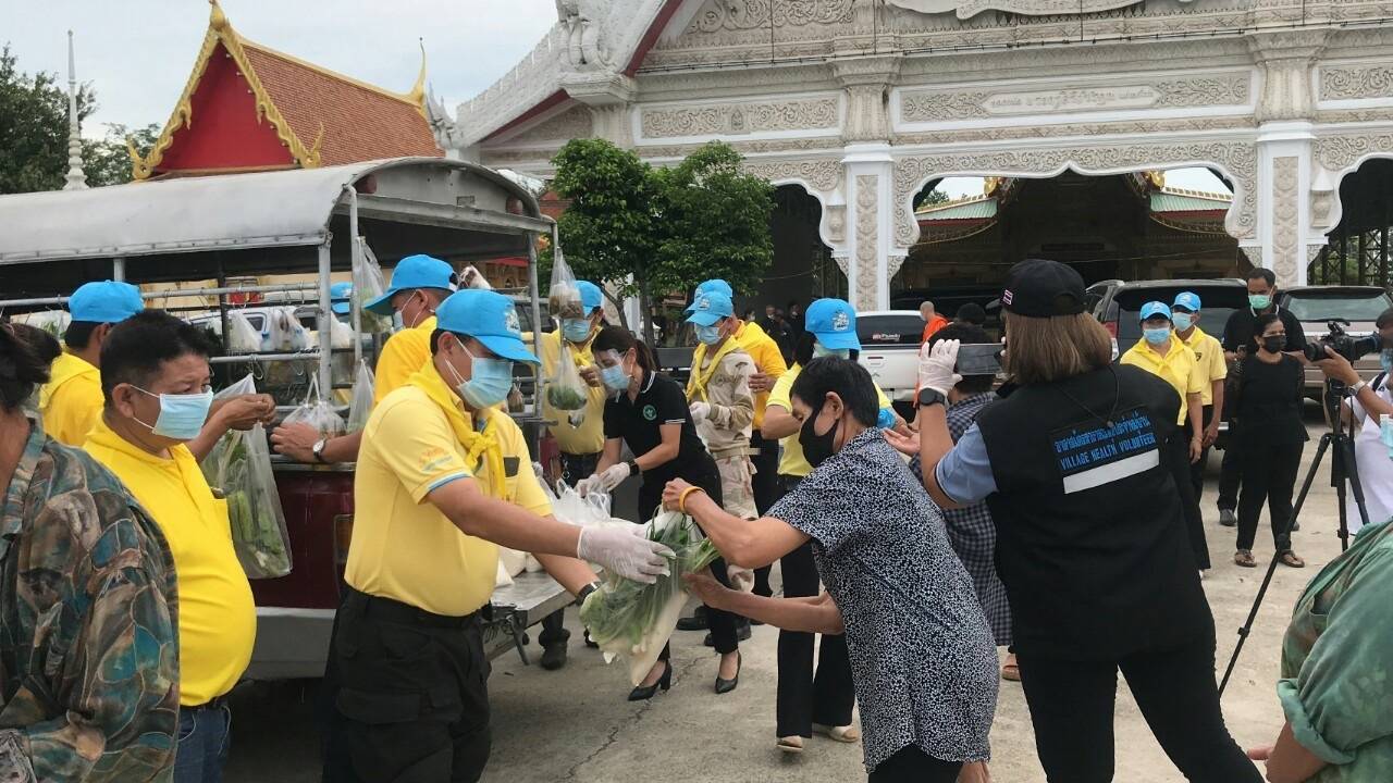 ศูนย์อำนวยการจิตอาสาพระราชทาน อำเภอเขาย้อย จังหวัดเพชรบุรี จัดกิจกรรม “อำเภอปันสุข เคลื่อนที่” เพื่อช่วยเหลือประชาชนในสถานการณ์การแพร่ระบาดของเชื้อไวรัสโควิด-19