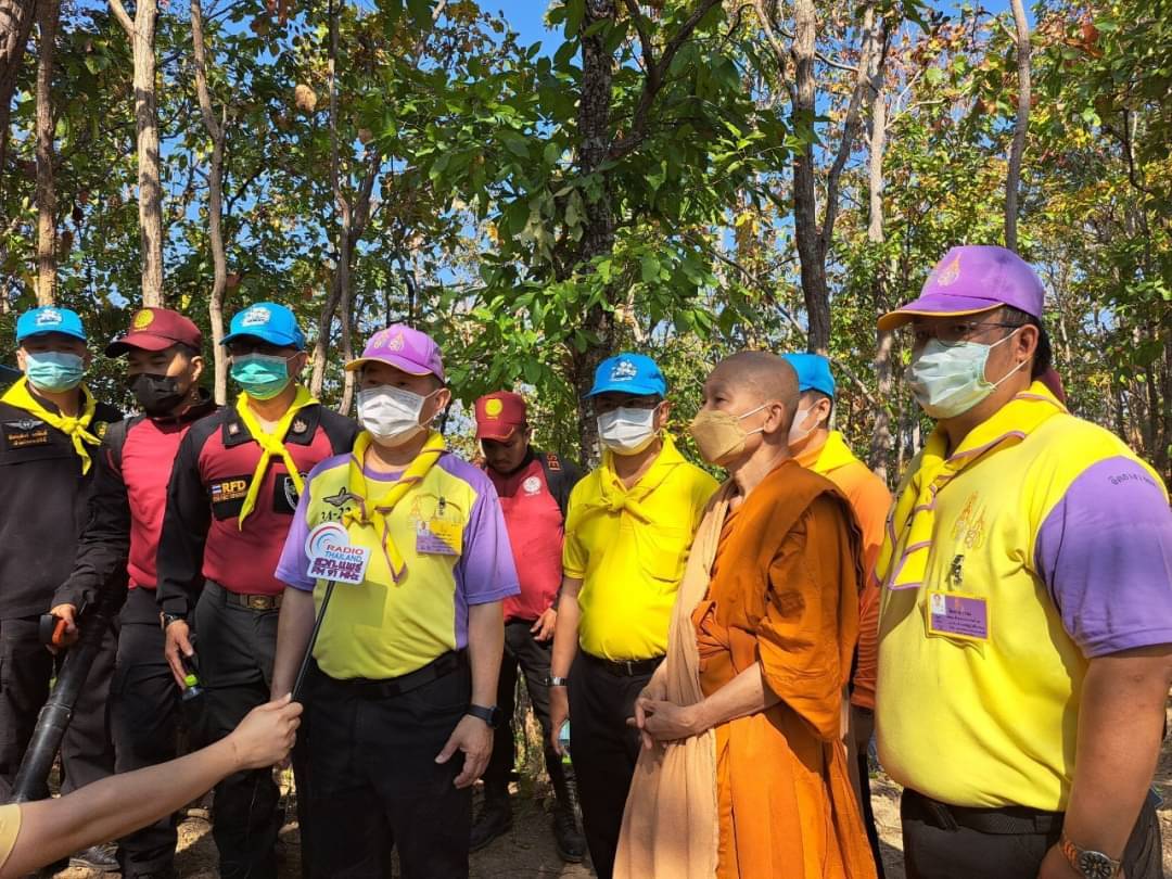 สานพลังจิตอาสา ร่วมจัดทำแนวกันไฟป่า ป้องกัน แก้ไขปัญหาไฟป่าและหมอกควันในพื้นที่ป่ารอบวัดพระธาตุดอยเล็ง ต.ช่อแฮ อ.เมืองแพร่