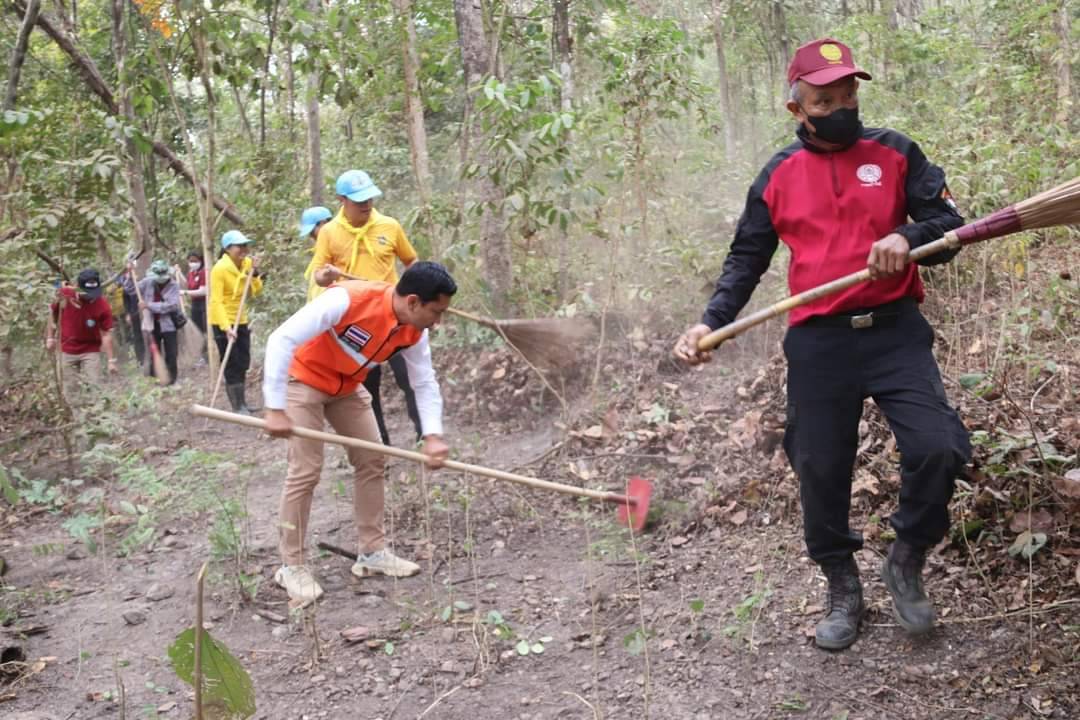 ศูนย์อำนวยการจิตอาสาพระราชทานภาค 3 จัดกิจกรรมทำแนวกันไฟป้องกันเขตป่าชุมชน อำเภอทุ่งเสลี่ยม จังหวัดสุโขทัย