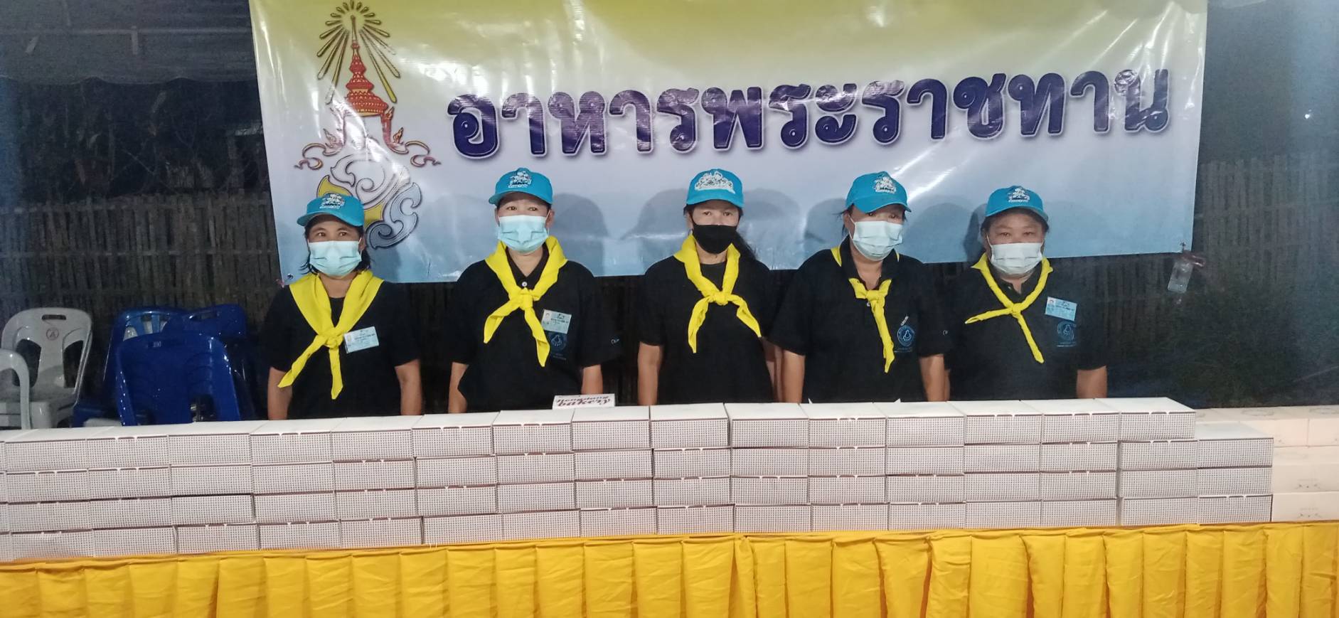 ศูนย์อำนวยการจิตอาสาพระราชทานอำเภอห้างฉัตร จังหวัดลำปาง นำจิตอาสาพระราชทาน และประชาชนจิตอาสา หมู่ที่ 9 ตำบลเวียงตาล ทำกิจกรรมแจก “อาหารพระราชทาน”