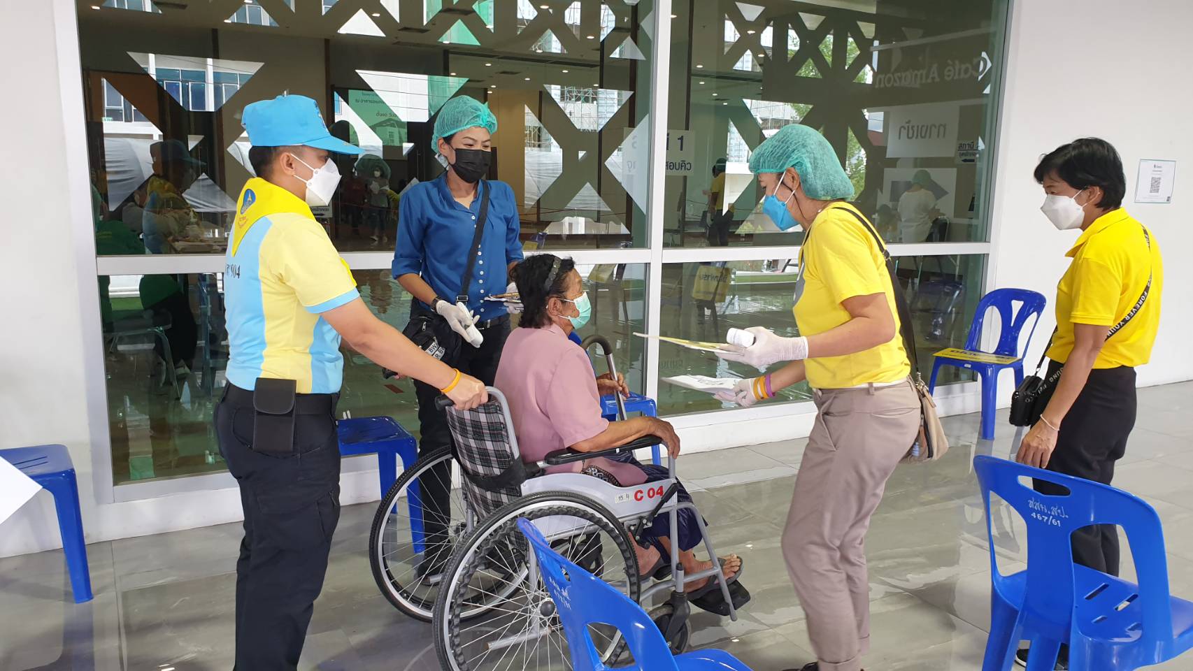 กระทรวงกลาโหม ร่วมกับจิตอาสาพระราชทาน 904 เทศบาลนครปากเกร็ด โรงพยาบาลมงกุฎวัฒนะ และประชาชนจิตอาสา เปิดจุดให้บริการฉีดวัคซีนป้องกันเชื้อไวรัสโคโรนา (COVID-19)