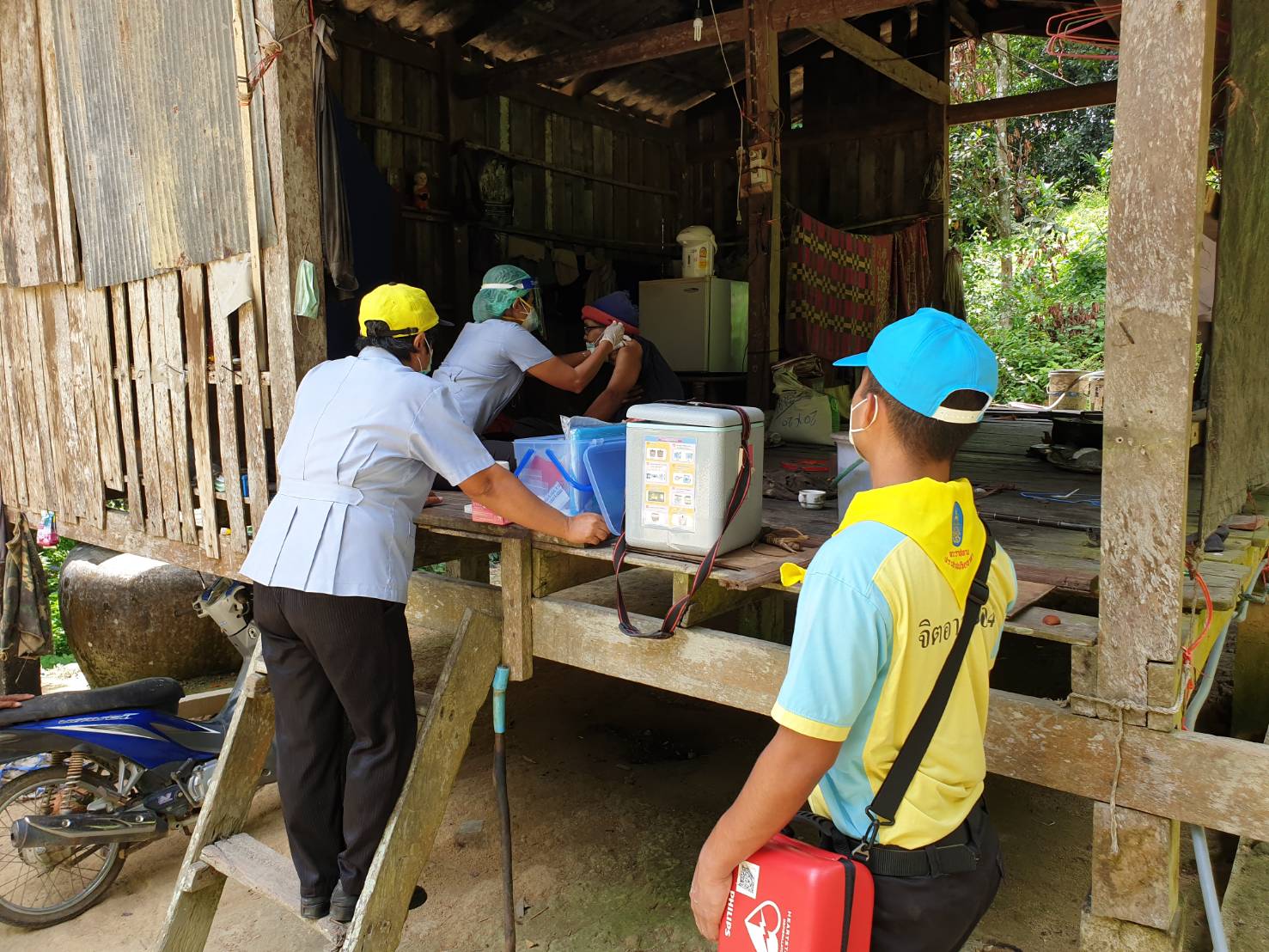 ศูนย์อำนวยการจิตอาสาจังหวัดนครศรีธรรมราช ร่วมกับสาธารณสุขจังหวัดนครศรีธรรมราช  พยาบาลวิชาชีพ และจิตอาสาพระราชทาน ๙๐๔ จัดกิจกรรมออกฉีดวัคซีนเชิงรุกให้กับผู้ป่วยติดเตียงซึ่งประชาชนกลุ่มนี้จะเข้าถึงโรงพยาบาลยาก