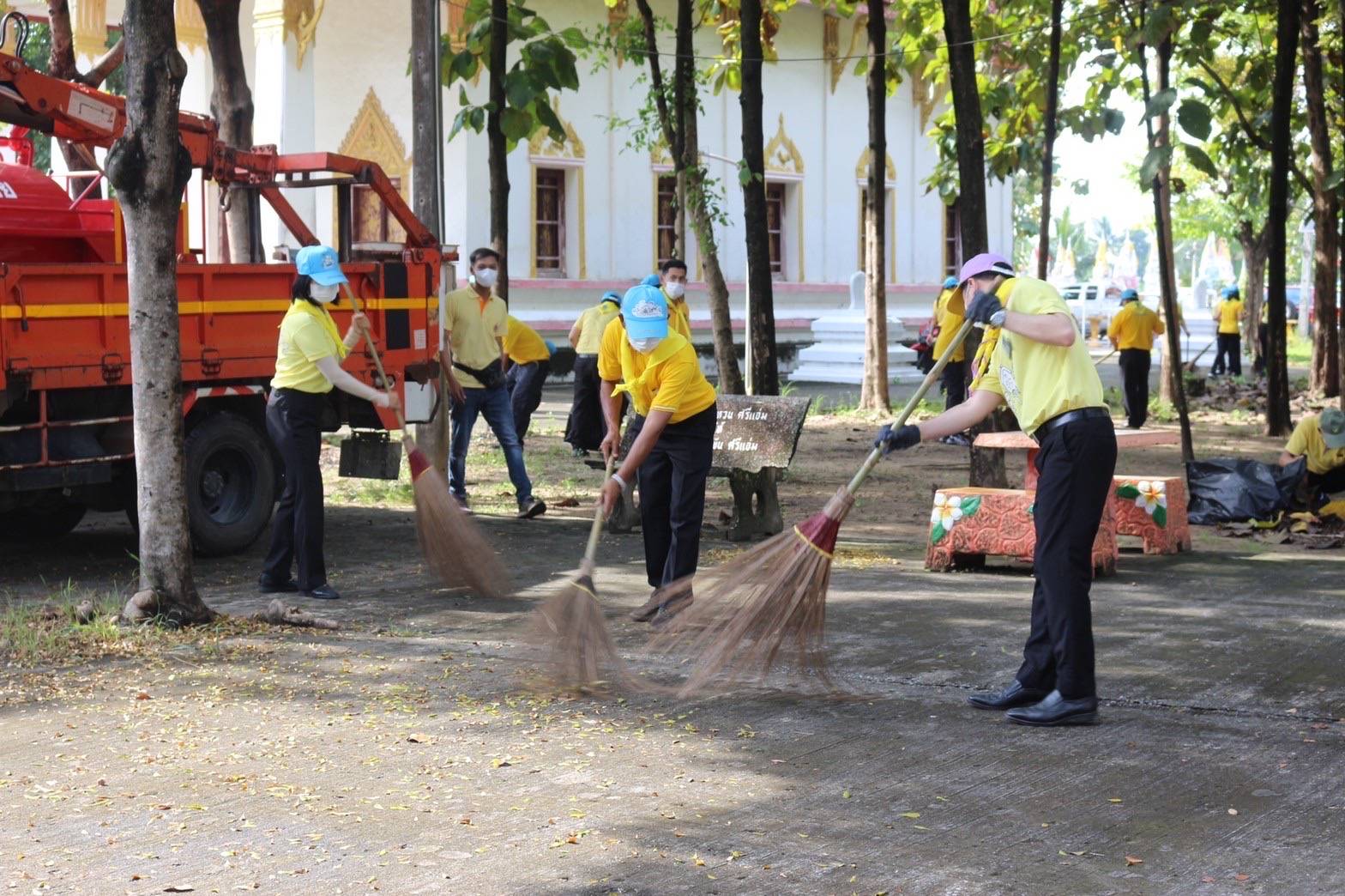 ศูนย์อำนวยการจิตอาสาพระราชทานอำเภอสามโคก จังหวัดปทุมธานี รวมพลังจิตอาสา จัดกิจกรรมพัฒนาปรับปรุงภูมิทัศน์ทำความสะอาดศาสนสถาน เนื่องในวันคล้ายวันสวรรคตของพระบาทสมเด็จพระจุลจอมเกล้าเจ้าอยู่หัว (วันปิยมหาราช)
