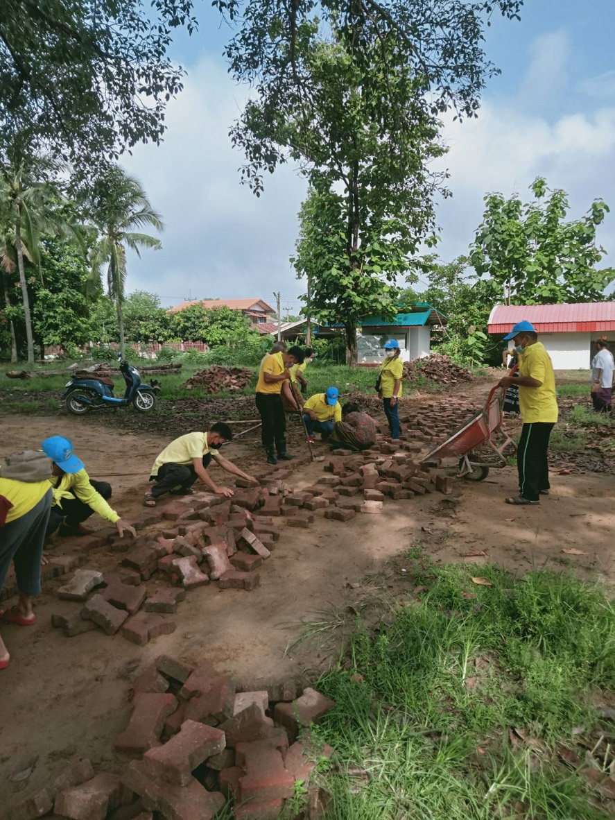 ศูนย์อำนวยการจิตอาสาพระราชทานจังหวัดอุดรธานี จัดกิจกรรมจิตอาสาพัฒนา ปรับภูมิทัศน์ถนนรอบหมู่บ้าน และวัดศรีสว่างมงคล บ้านท่ายม หมู่ 5 และ 8 ตำบลแสงสว่าง