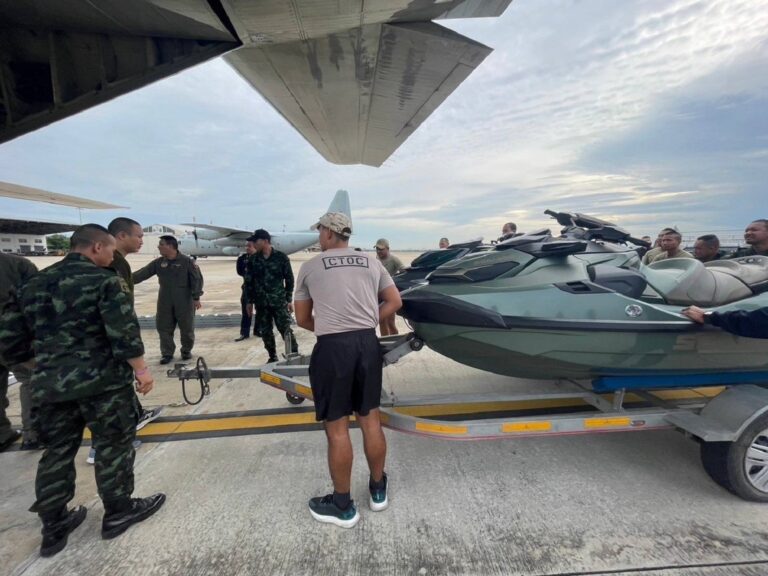 กองทัพอากาศลำเลียงกำลังพลสนับสนุน จิตอาสาพระราชทาน พร้อมอุปกรณ์ค้นหาและช่วยชีวิตช่วยเหลือผู้ประสบภัยน้ำท่วมในพื้นที่อำเภอแม่สาย จังหวัดเชียงราย