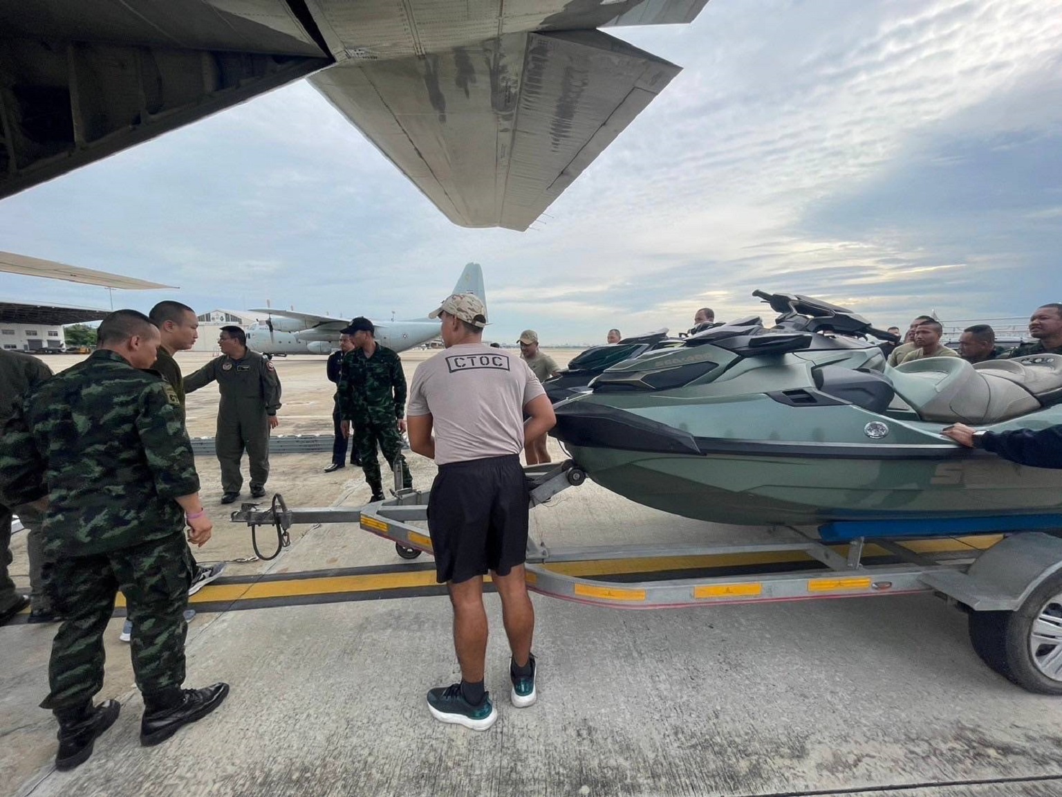 กองทัพอากาศลำเลียงกำลังพลสนับสนุน จิตอาสาพระราชทาน พร้อมอุปกรณ์ค้นหาและช่วยชีวิตช่วยเหลือผู้ประสบภัยน้ำท่วมในพื้นที่อำเภอแม่สาย จังหวัดเชียงราย