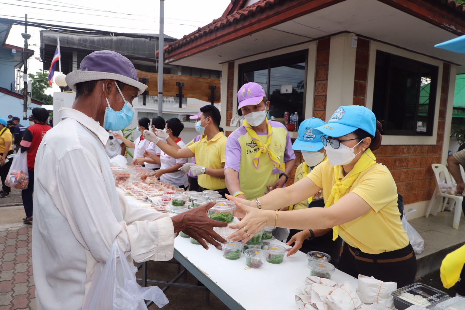 ศูนย์อำนวยการจิตอาสาพระราชทานจังหวัดสุราษฎร์ธานี จัดกิจกรรมจิตอาสาบำเพ็ญสาธารณประโยชน์ “มีแล้วแบ่งปัน” เพื่อบรรเทาความเดือดร้อนเฉพาะหน้าประชาชนช่วงสถานการณ์โรคระบาดติดเชื้อไวรัสโควิด -19