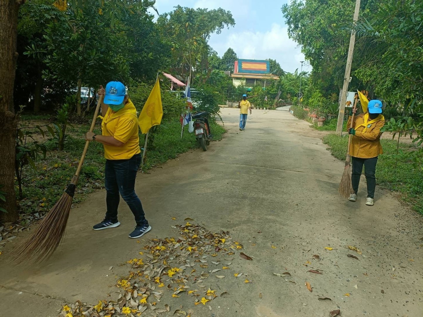 ศูนย์อำนวยการจิตอาสาพระราชทานจังหวัดสิงห์บุรี ร่วมกันปรับปรุงภูมิทัศน์ ตัดหญ้า และกวาดใบไม้