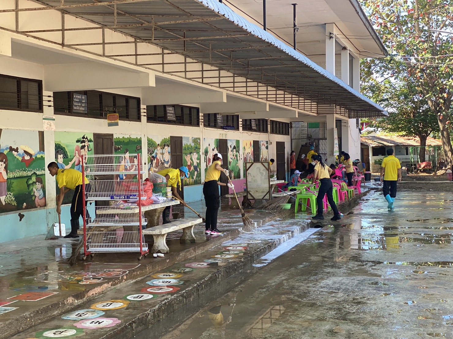 จิตอาสาตำรวจสอบสวนกลาง จัดทีมลงพื้นที่ จ.กาฬสินธุ์ จัดกิจกรรม Big Cleaning โรงเรียนและชุมชน หลังประสบเหตุอุทกภัย