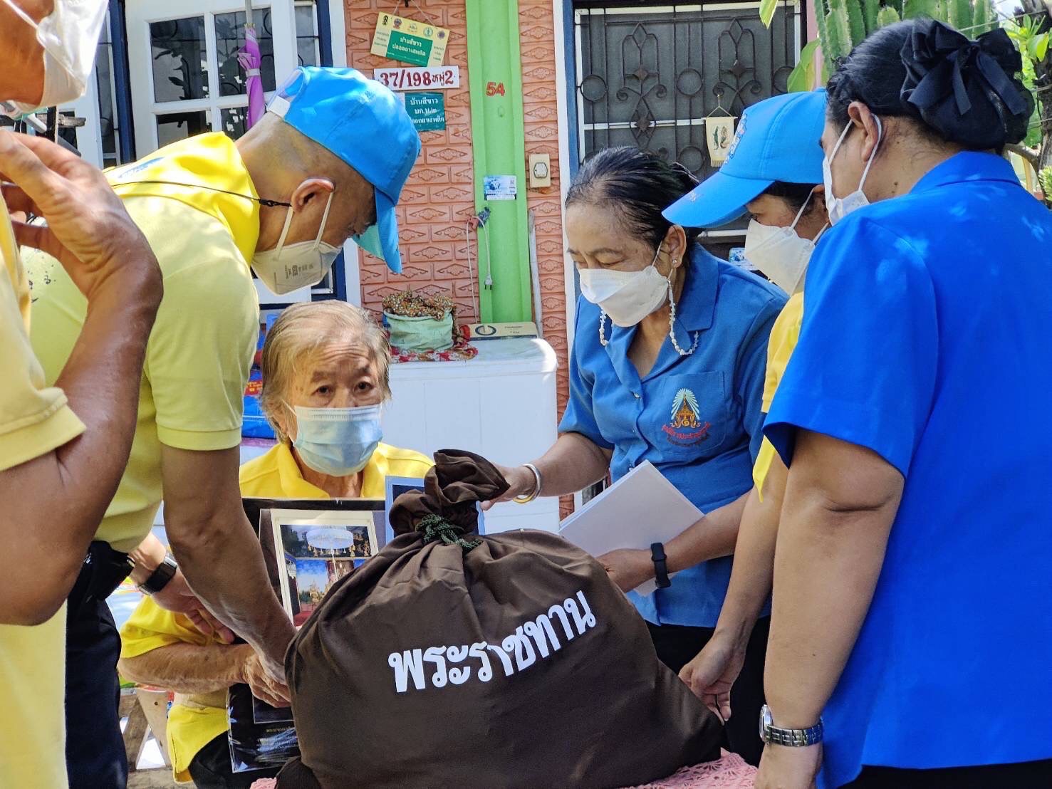 พระบาทสมเด็จพระเจ้าอยู่หัว และสมเด็จพระนางเจ้า ฯ พระบรมราชินี พระราชทานถุงยังชีพให้กับประชาชนที่ได้รับความเดือดร้อนจากน้ำท่วมขังในพื้นที่ กรุงเทพมหานคร