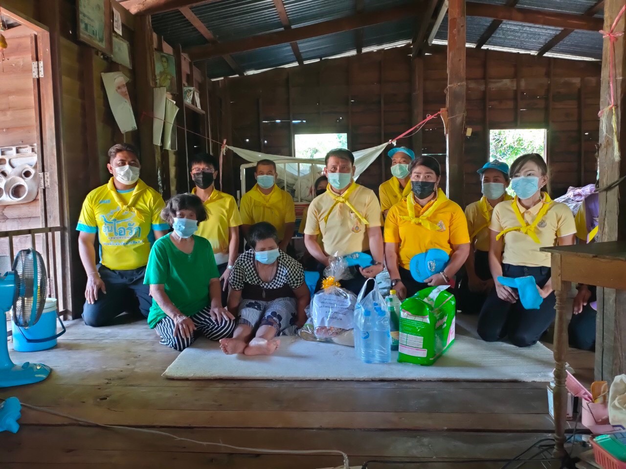 ศูนย์อำนวยการจิตอาสาพระราชทานจังหวัดสุโขทัย จัดกิจกรรม จิตอาสาบำเพ็ญสาธารณะประโยชน์ ทำความสะอาดคลองและมอบสิ่งของช่วยเหลือผู้ได้รับผลกระทบจากแพร่ระบาดของโรคติดเชื้อไวรัสโคโรนา 2019  เนื่องในโอกาสวันเฉลิมพระชนมพรรษาสมเด็จพระนางเจ้า ฯ พระบรมราชินี