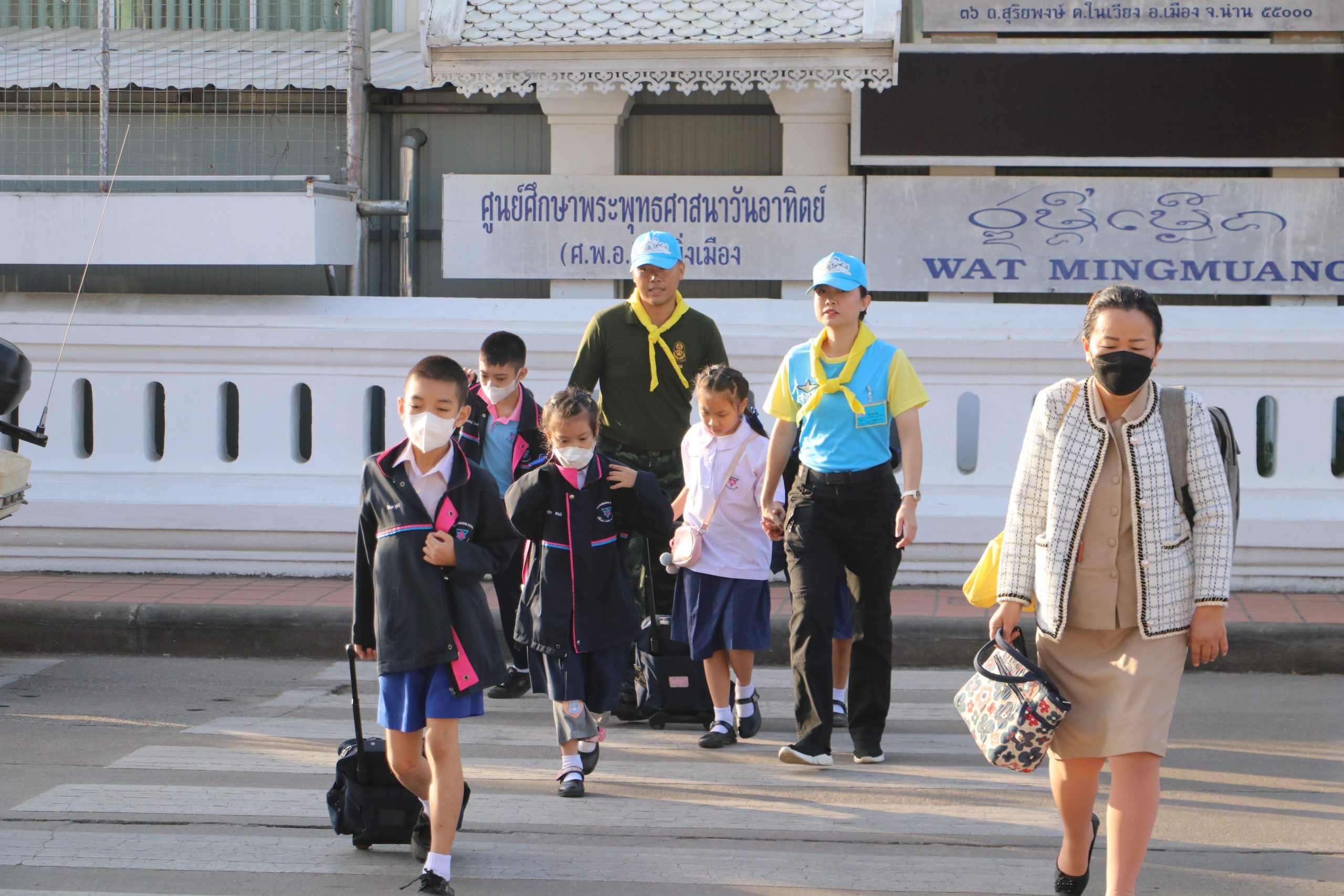 ศูนย์อำนวยการจิตอาสาพระราชทานมณฑลทหารบกที่ 38 ลงพื้นที่ปฏิบัติงานดูแลความปลอดภัยและการจราจร บริเวณหน้าโรงเรียนราชานุบาล ตำบลในเวียง อำเภอเมืองน่าน จังหวัดน่าน