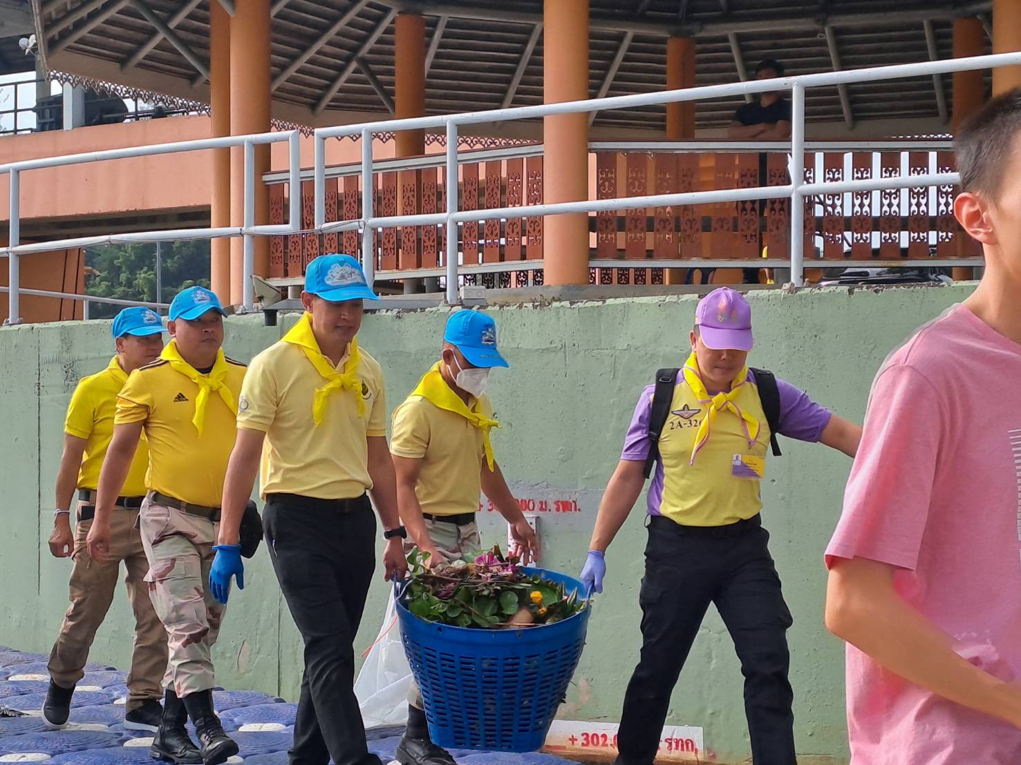 ศูนย์อำนวยการจิตอาสาพระราชทานมณฑลทหารบกที่ 33 ร่วมกับ จิตอาสาพระราชทาน ทำกิจกรรมจิตอาสากำจัดซากกระทงในแม่น้ำปิง ณ บริเวณประตูระบายท่าวังตาล ตำบลป่าแดด อำเภอเมือง จังหวัดเชียงใหม่