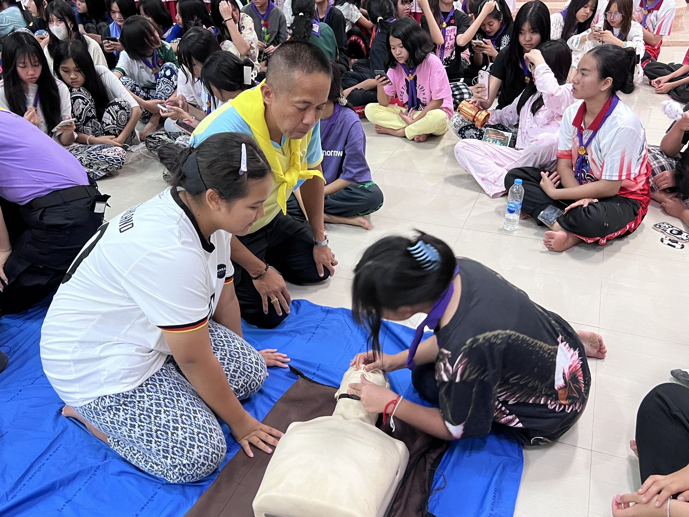 ศูนย์อำนวยการจิตอาสาพระราชทาน จัดกิจกรรม บรรยายให้ความรู้การช่วยเหลือฟื้นคืนชีพขั้นพื้นฐาน CPR การใช้เครื่องกระตุกไฟฟ้าหัวใจอัตโนมัติ AED และการปฐมพยาบาลเบื้องต้น ณ โรงเรียนวิทยานุกูลนารี อำเภอเมืองเพชรบูรณ์ จังหวัดเพชรบูรณ์