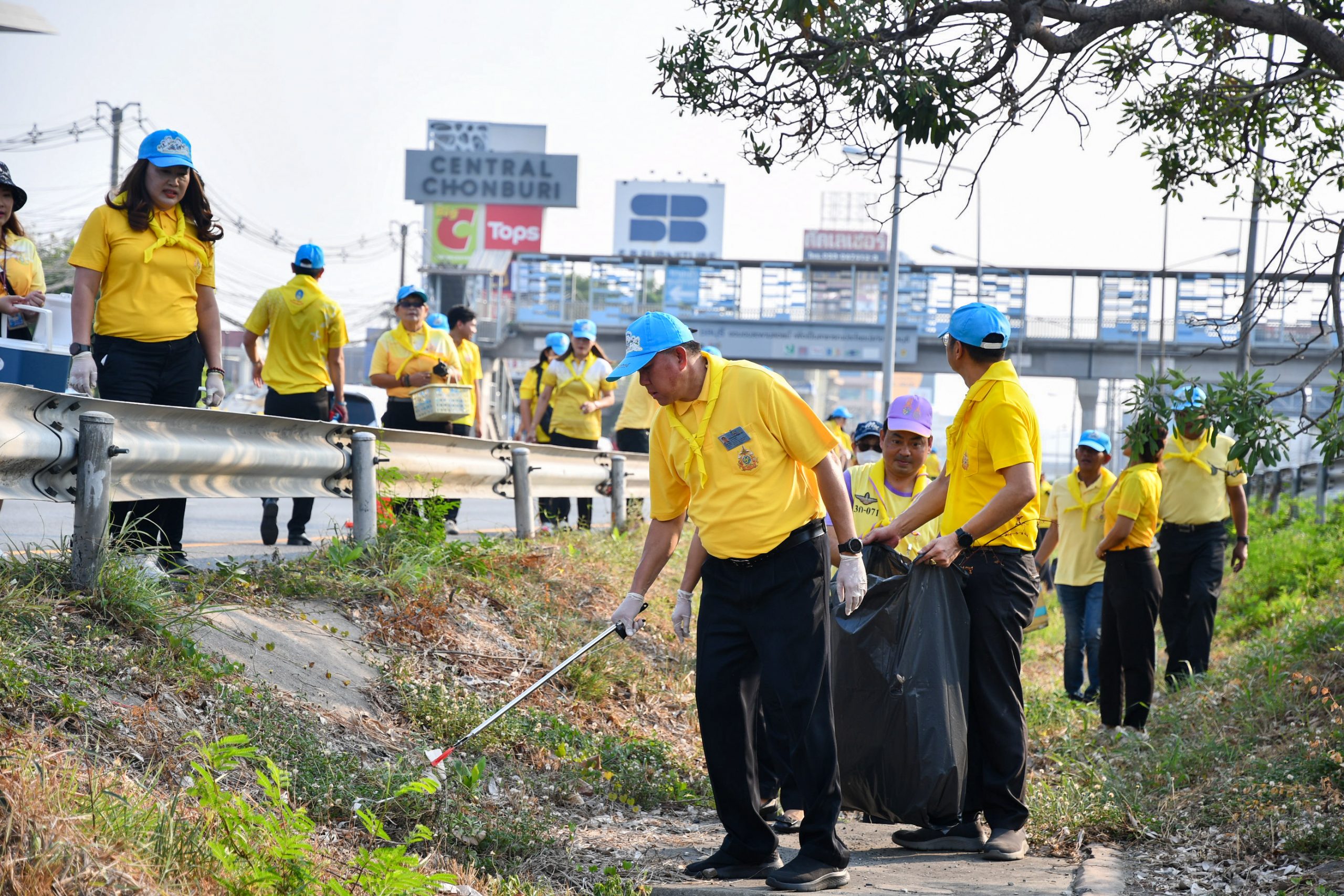 ศุนย์อำนวยการจิตอาสาพระราชทาน จัดกิจกรรม “Big Cleaning Day ชลบุรีเป็นเมืองสะอาด” ณ บริเวณด้านหน้าศูนย์การค้าเซ็นทรัล ชลบุรี อำเภอเมืองชลบุรี จังหวัดชลบุรี