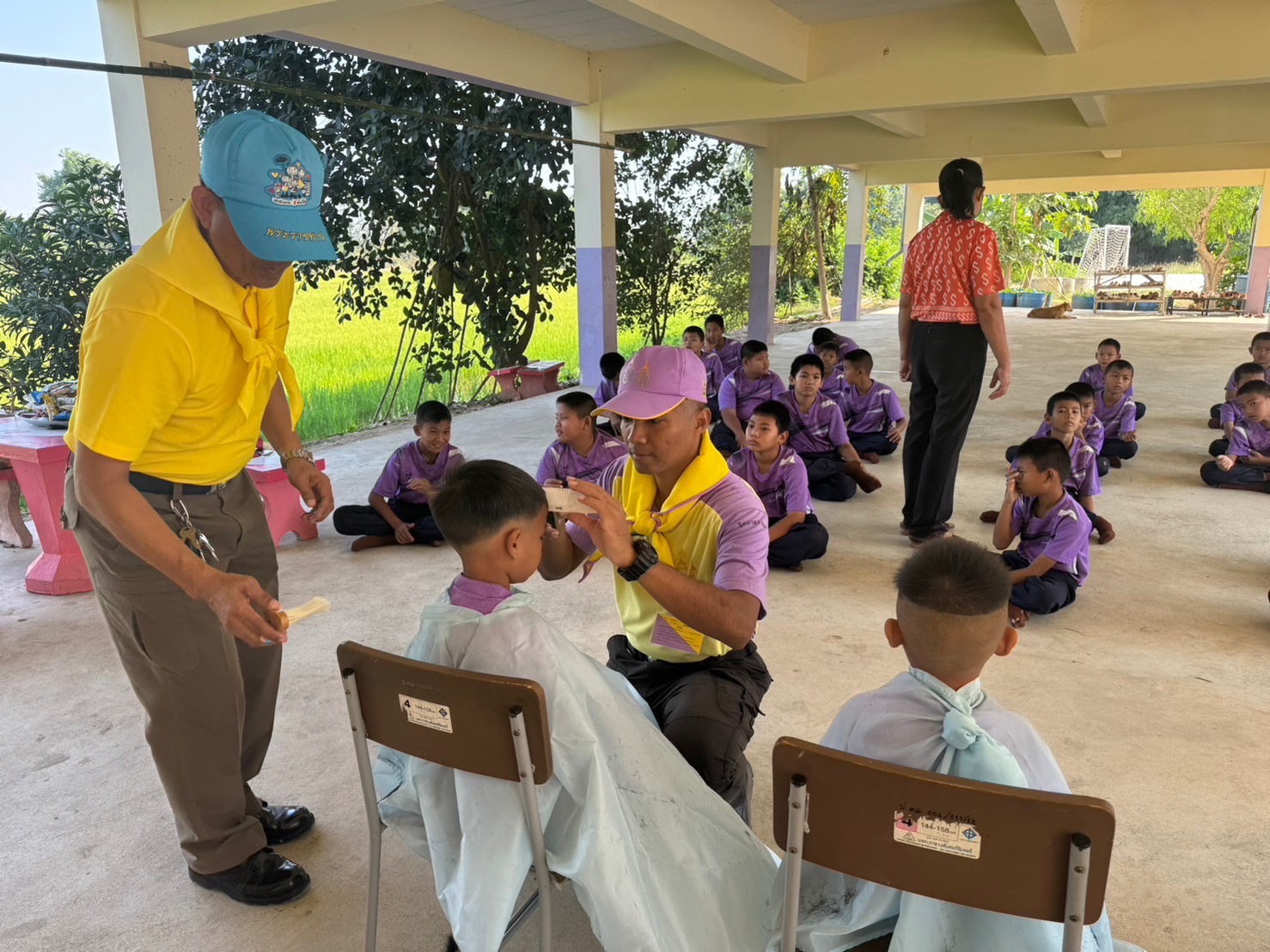 จิตอาสาพระราชทาน จัดกิจกรรมตัดผมให้เด็กนักเรียนโรงเรียนบ้านปากคลอง ตำบลเมืองเก่า อำเภอเมืองสุโขทัย จังหวัดสุโขทัย