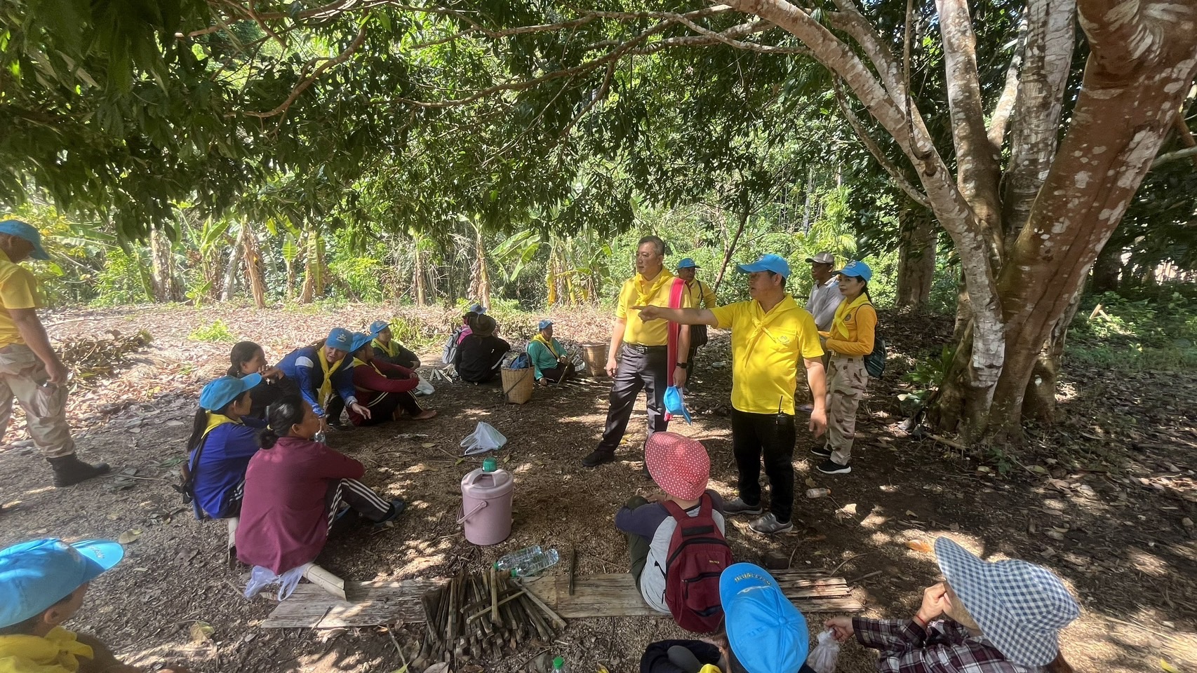 จิตอาสากองร้อยทหารพรานที่ 3504 จัดกิจกรรม โครงการ 1 หมู่บ้าน 100 ฝาย เพื่อกักเก็บน้ำ สร้างความชุ่มชื้นให้กับผืนป่า ณ ขุนห้วยผาลี หมู่ที่ 7 ตำบลขะเนจื้อ อำเภอแม่ระมาด จังหวัดตาก