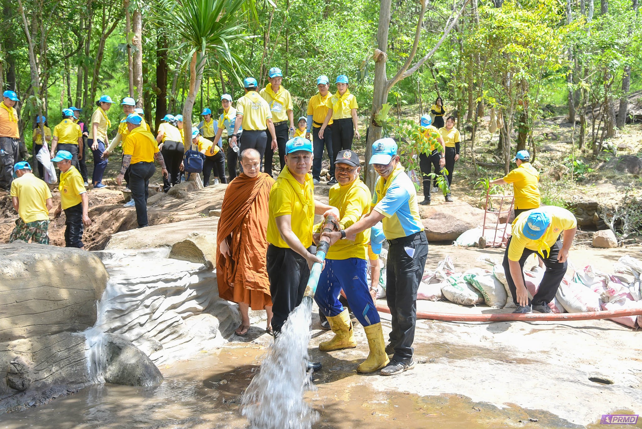 ศูนย์อำนวยการจิตอาสาพระราชทาน จัดกิจกรรมจิตอาสาพัฒนา บำรุงรักษาฟื้นฟูแหล่งน้ำศักดิ์สิทธิ์น้ำตกแก้งช้างเนียม ณ บริเวณน้ำตกแก้งช้างเนียม บ้านแก้งช้างเนียม ตำบลคำชะอี อำเภอคำชะอี จังหวัดมุกดาหาร