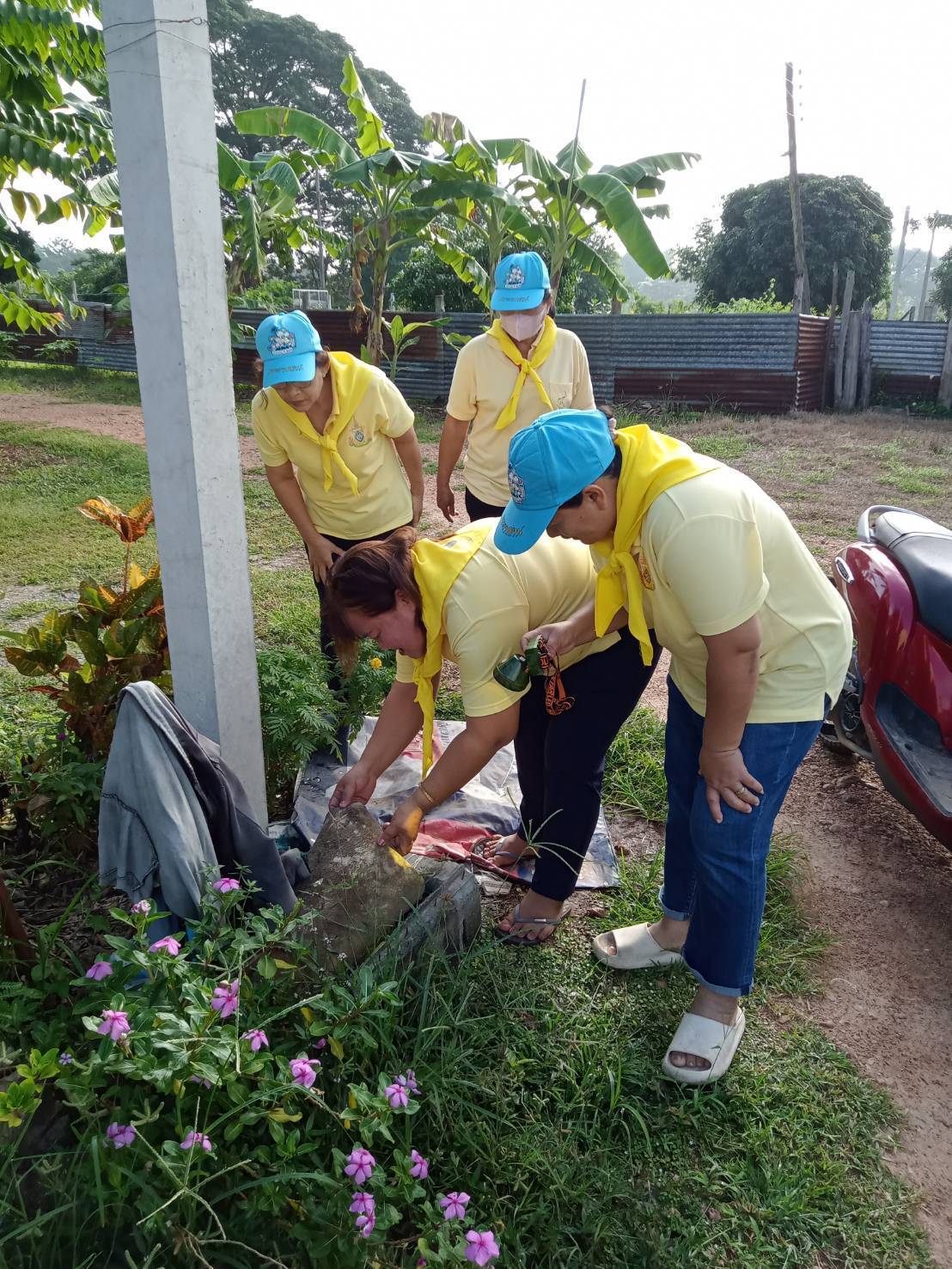 ศูนย์อำนวยการจิตอาสาพระราชทานภาค 3 จัดกิจกรรมร่วมกันรณรงค์เคาะประตูบ้านประชาสัมพันธ์ให้ความรู้เรื่องโรคติดต่อ ไข้เลือดออก กับ กิจกรรมมอบถุงพลาสติก นำไปรีไซเคิล ณ ตำบลเกาะตะเภา อำเภอบ้านตาก จังหวัดตาก