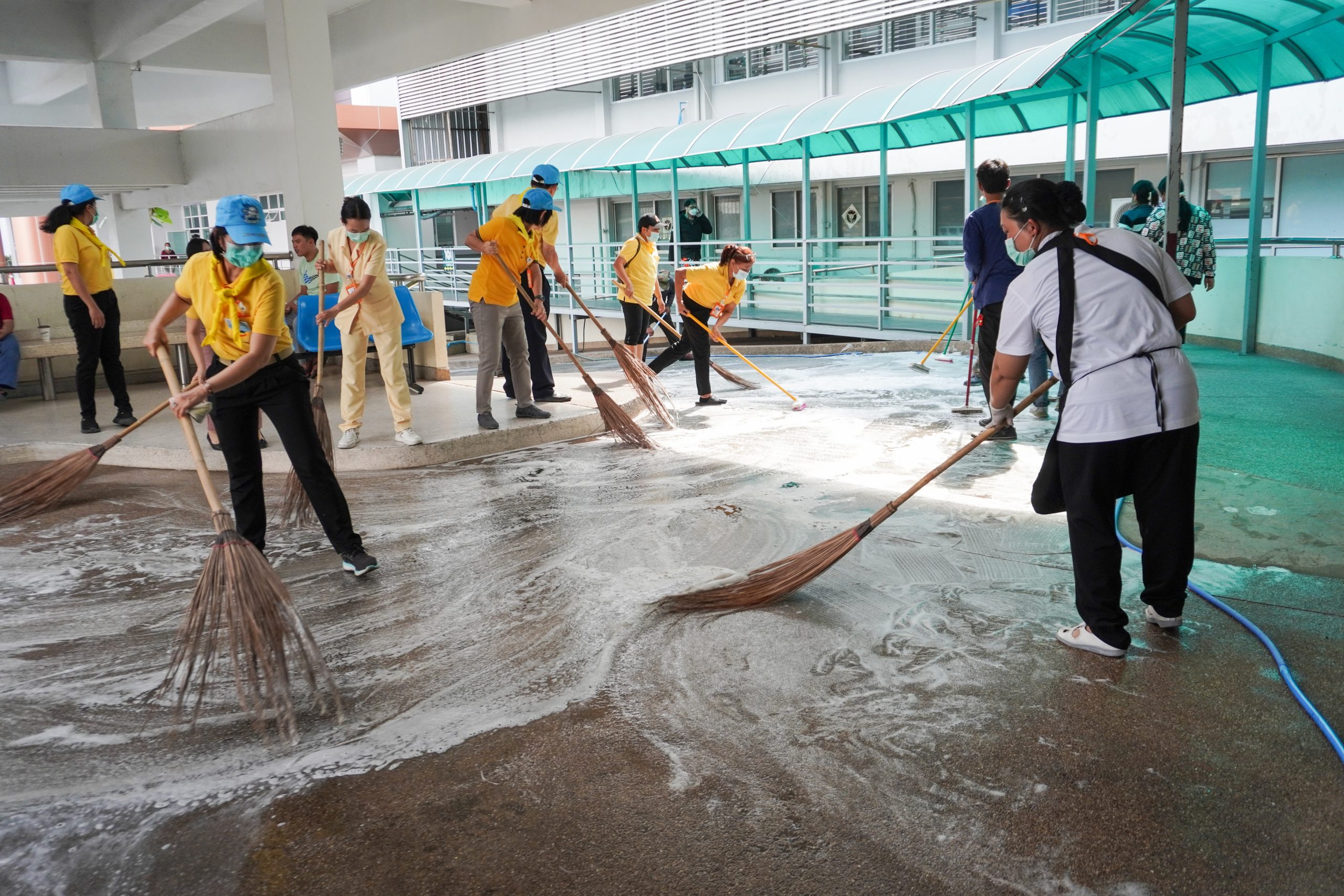 ศูนย์อำนวยการจิตอาสาพระราชทานภาค 3 จัดกิจกรรมทำความสะอาดพื้นถนนหน้าโรงพยาบาลสมเด็จพระเจ้าตากสินมหาราช อำเภอเมืองตาก จังหวัดตาก