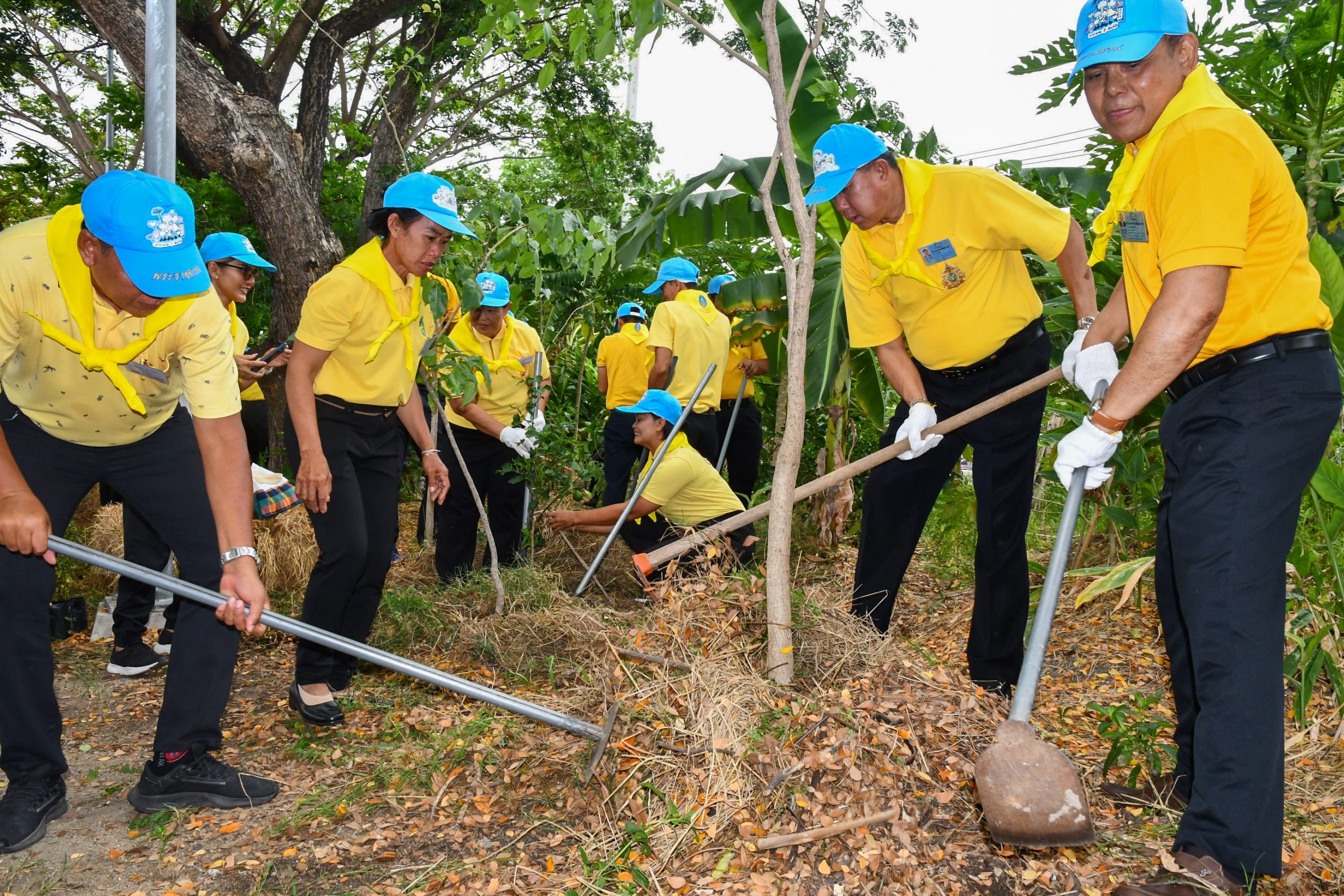 ศูนย์อำนวยการจิตอาสาพระราชทาน จัดกิจกรรม จิตอาสาพัฒนา เอามื้อสามัคคี ภายใต้โครงการอำเภอบำบัดทุกข์ บำรุงสุข แบบบูรณาการอย่างยั่งยืน ณ ศูนย์ศึกษาและพัฒนาชุมชนชลบุรี อำเภอเมืองชลบุรี จังหวัดชลบุรี