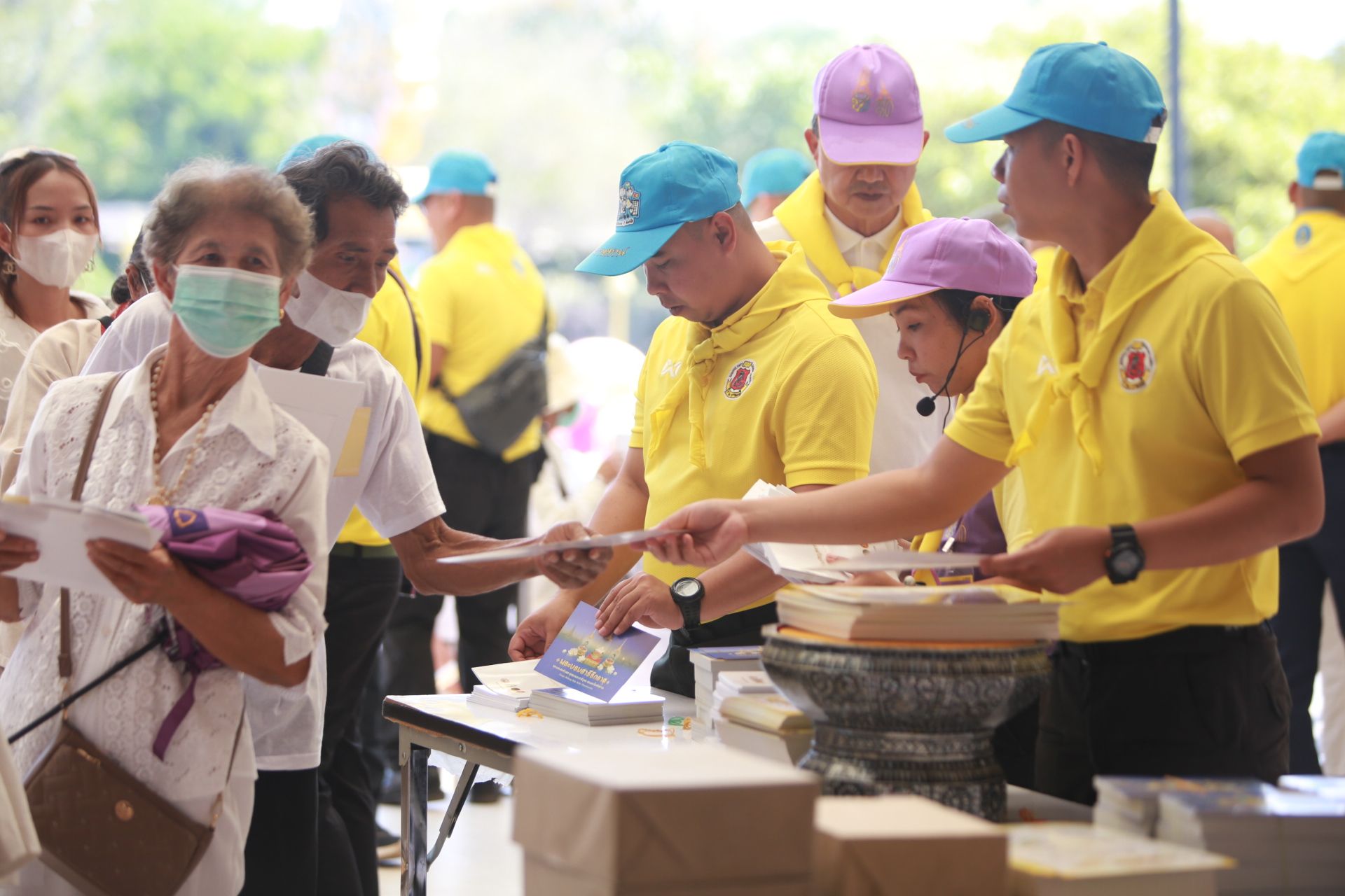 ศูนย์อำนวยการจิตอาสาพระราชทานภาค 3 นำจิตอาสาพระราชทานอำนวยความสะดวกให้ประชาชน สักการะบูชาพระบรมสารีริกธาตุและพระอรหันตธาตุ ของพระสารีบุตรและพระโมคคัลลานะ ณ หอคำหลวง อุทยานหลวงราชพฤกษ์ จังหวัดเชียงใหม่