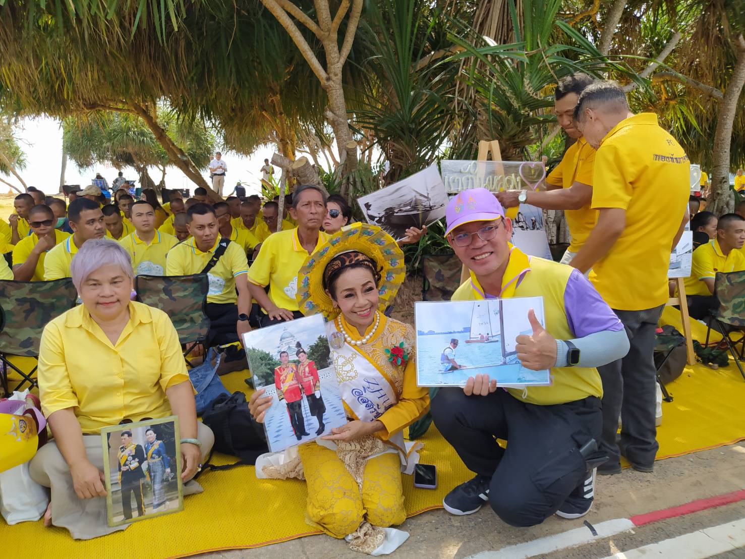 ประชาชนจิตอาสาและพสกนิกรชาวชลบุรีรอเฝ้ารับเสด็จฯ พระบาทสมเด็จพระเจ้าอยู่หัว และ สมเด็จพระนางเจ้า ฯ พระบรมราชินี ณ บริเวณอ่าวเตยงาม อำเภอสัตหีบ จังหวัดชลบุรี