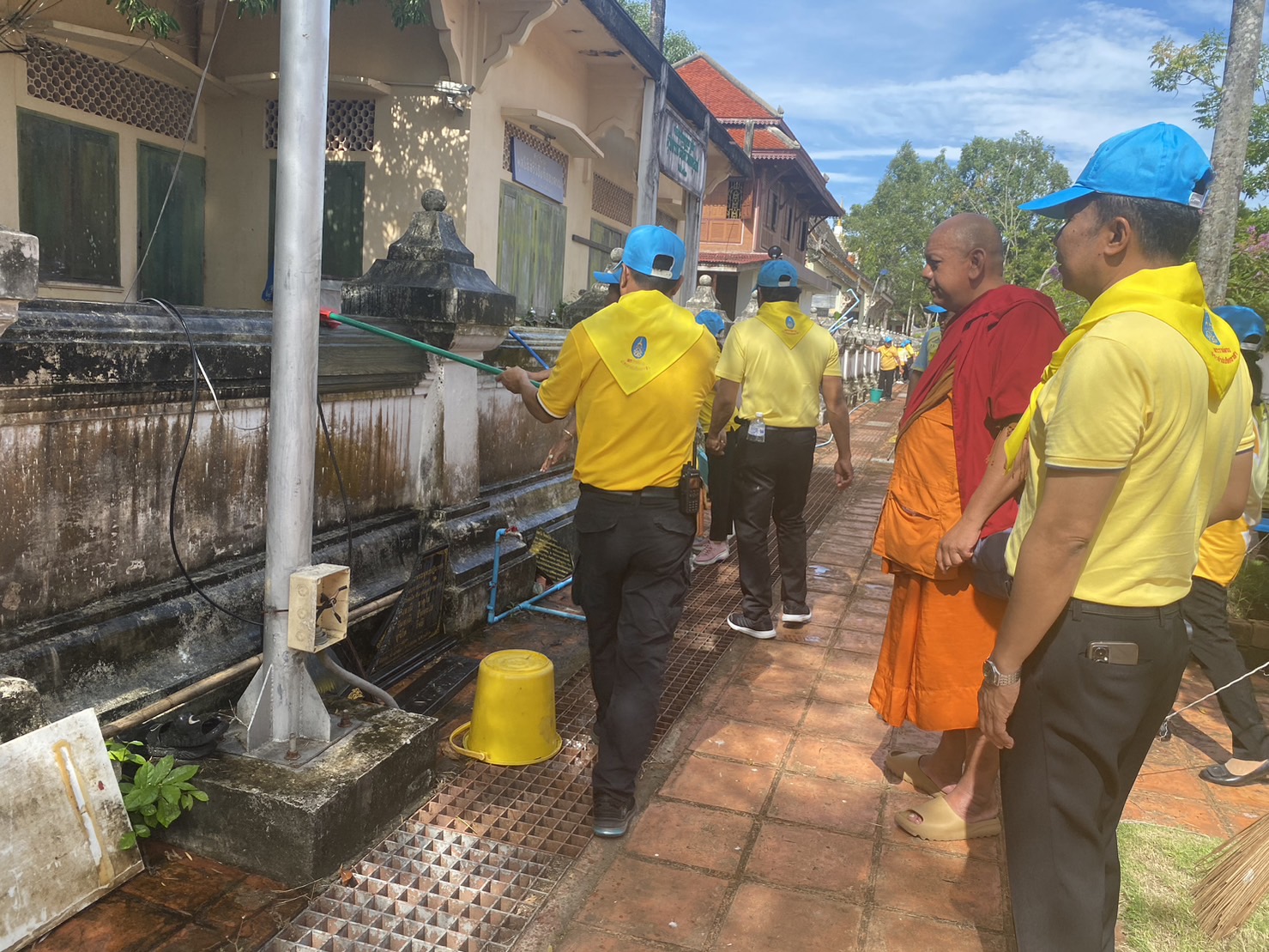 ศูนย์อำนวยการจิตอาสาพระราชทานจังหวัดสุราษฎร์ธานี ร่วมกับทุกภาคส่วนจัดกิจกรรมจิตอาสาพัฒนาปรับภูมิทัศน์วัดพระบรมธาตุไชยาราชวรวิหาร ตำบลเวียง อำเภอไชยา จังหวัดสุราษฎร์ธานี
