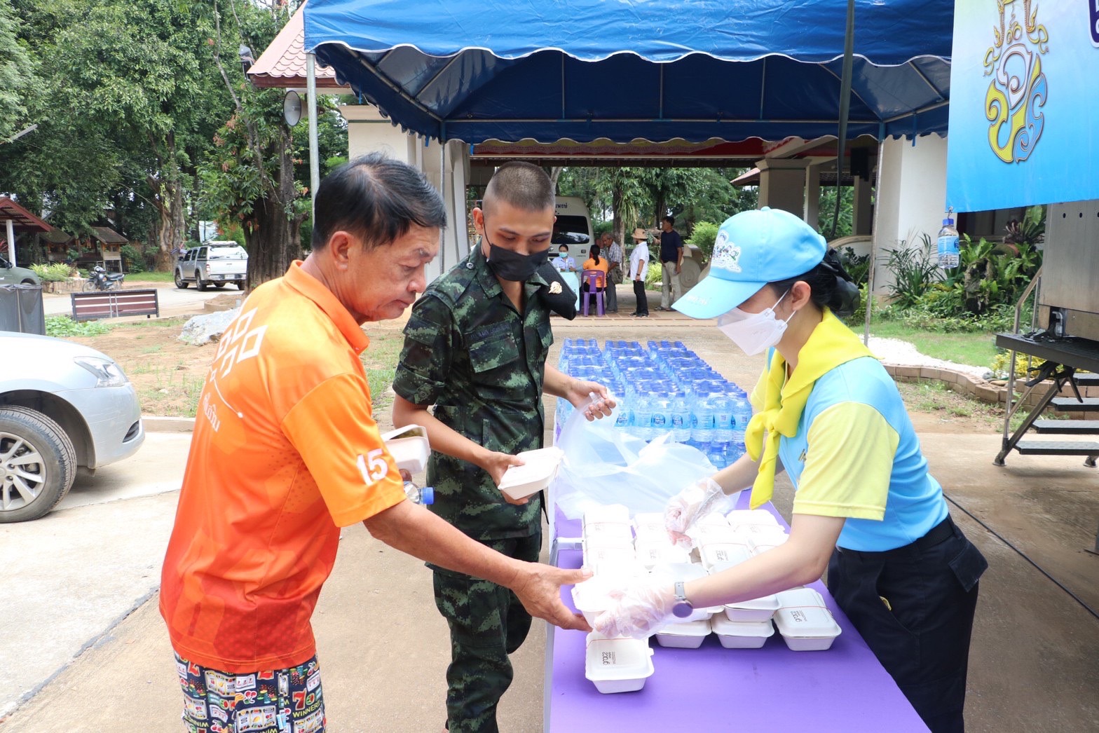 จิตอาสาพระราชทาน 904 ร่วมจัดตั้ง โรงครัวพระราชทาน ไว้บริการแก่ประชาชนที่มาร่วมทำบุญ ทุกวันในห้วงพิธีอัญเชิญฉัตรเกิ้งมหาจักรพรรดิ 12 ชั้นและยอดฉัตรทองคำประดับอัญมณี ณ วัดพระธาตุแช่แห้ง จังหวัดน่าน