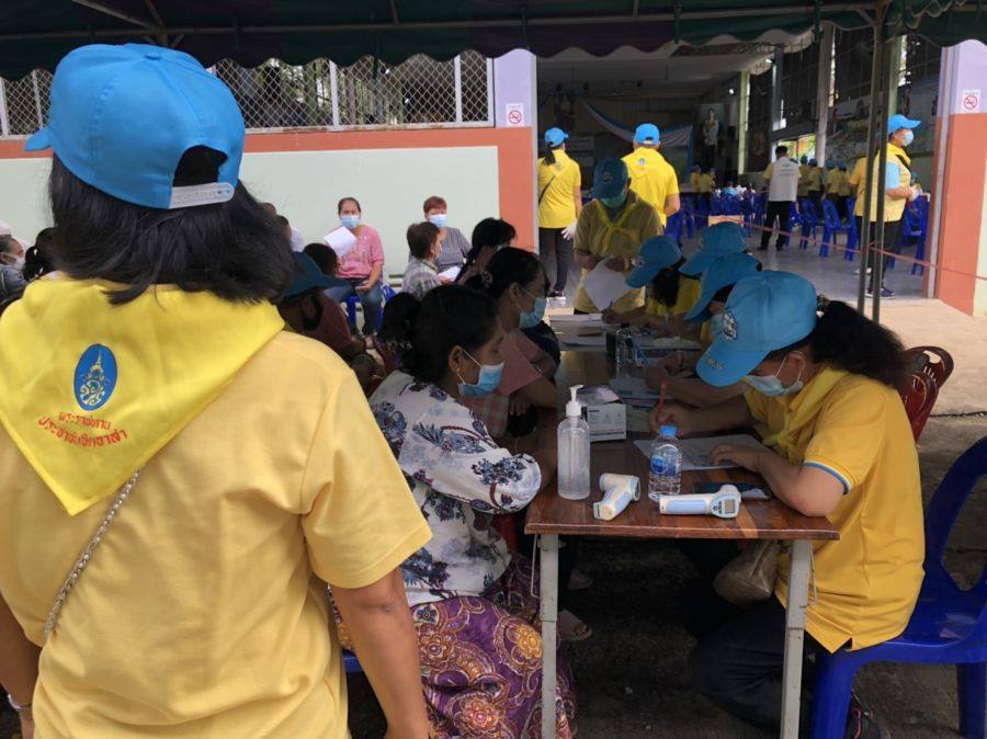 "รถชีวนิรภัยพระราชทาน" ออกตรวจเชื้อโควิด-19 ให้ ราษฎรไทย-ชาวเมียนมา อ.แม่สอด จ.ตาก ฟรี!