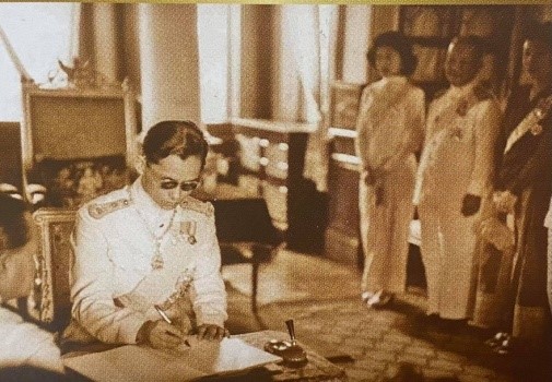 สมเด็จพระเจ้าอยู่หัวทรงลงนามาภิไธยในทะเบียนสมรส