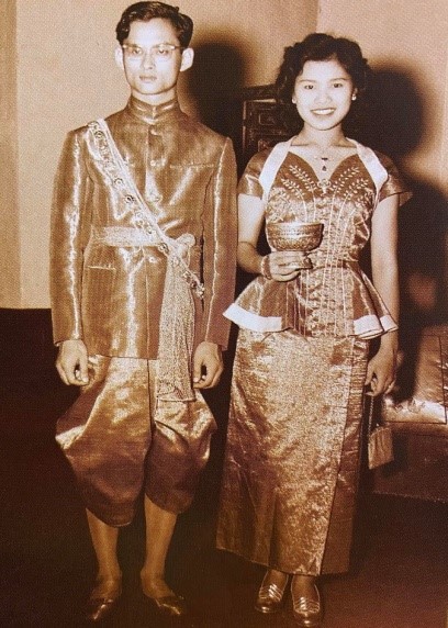พระบาทสมเด็จพระเจ้าอยู่หัว และสมเด็จพระนางเจ้า ฯ พระบรมราชินี ณ พระที่นั่งจักรพรรดิพิมาน ในพระบรมมหาราชวัง ๖ พฤษภาคม ๒๔๙๓