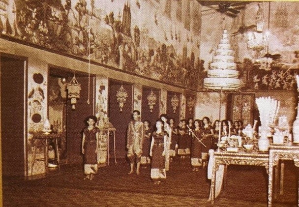 พระบาทสมเด็จพระเจ้าอยู่หัว และสมเด็จพระนางเจ้า ฯ พระบรมราชินี เสด็จออกจากพระที่นั่งไพศาลทักษิณ โดยมีริ้วกระบวนเชิญเครื่องเฉลิมพระราชมณเฑียรและเครื่องราชูปโภค ซึ่งเชิญโดยพระราชวงศ์ฝ่ายใน นำและตามเสด็จ