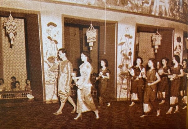 พระบาทสมเด็จพระเจ้าอยู่หัว และสมเด็จพระนางเจ้า ฯ พระบรมราชินี เสด็จออกจากพระที่นั่งไพศาลทักษิณ โดยมีริ้วกระบวนเชิญเครื่องเฉลิมพระราชมณเฑียรและเครื่องราชูปโภค ซึ่งเชิญโดยพระราชวงศ์ฝ่ายใน นำและตามเสด็จ