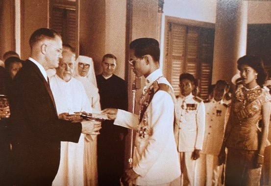 พระบาทสมเด็จพระเจ้าอยู่หัว และสมเด็จพระนางเจ้า ฯ พระบรมราชินี โปรดเกล้า ฯ ให้คณะทูตานุทูตเข้าเฝ้า ฯ ถวายพระพรชัยมงคล แล้วเสด็จออกสีหบัญชร ณ พระที่นั่งสุทไธสวรรย์ปราสาท ๗ พฤษภาคม ๒๔๙๓