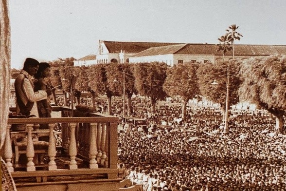 พระบาทสมเด็จพระเจ้าอยู่หัว และสมเด็จพระนางเจ้า ฯ พระบรมราชินี โปรดเกล้า ฯ ให้คณะทูตานุทูตเข้าเฝ้า ฯ ถวายพระพรชัยมงคล แล้วเสด็จออกสีหบัญชร ณ พระที่นั่งสุทไธสวรรย์ปราสาท ๗ พฤษภาคม ๒๔๙๓