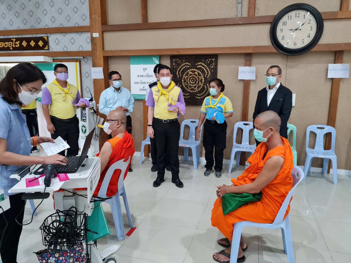 ศูนย์อำนวยการจิตอาสาพระราชทาน จังหวัดลำปาง จัดกิจกรรมเยี่ยมให้กำลังใจผู้สูงอายุและประชาชนที่เข้ารับการฉีดวัคซีนป้องกันโรคโควิด – 19 ณ วิทยาลัยพยาบาลบรมราชชนนีนครลำปาง  อำเภอเมืองลำปาง จังหวัดลำปาง