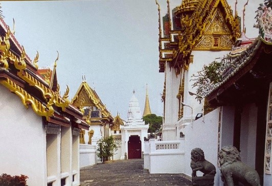 ประตูมังกรเล่นลม ด้านขวาของภาพ