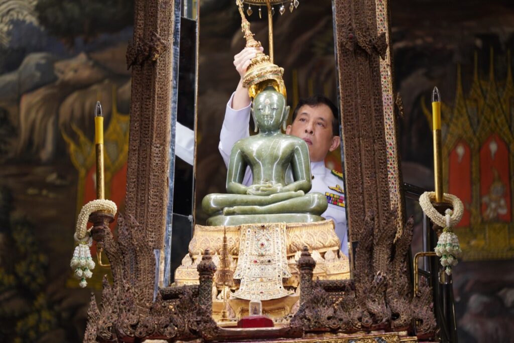 พระราชพิธีเปลี่ยนเครื่องทรงพระพุทธมหามณีรัตนปฏิมากร (พระแก้วมรกต)
