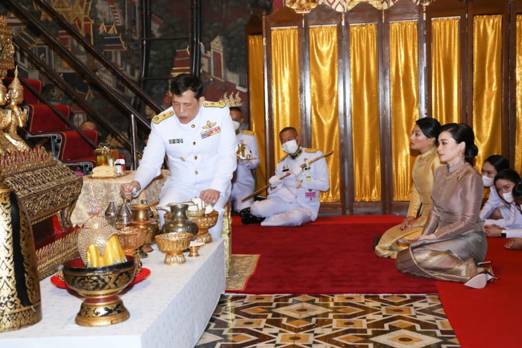 พระราชพิธีเปลี่ยนเครื่องทรงพระพุทธมหามณีรัตนปฏิมากร (พระแก้วมรกต)