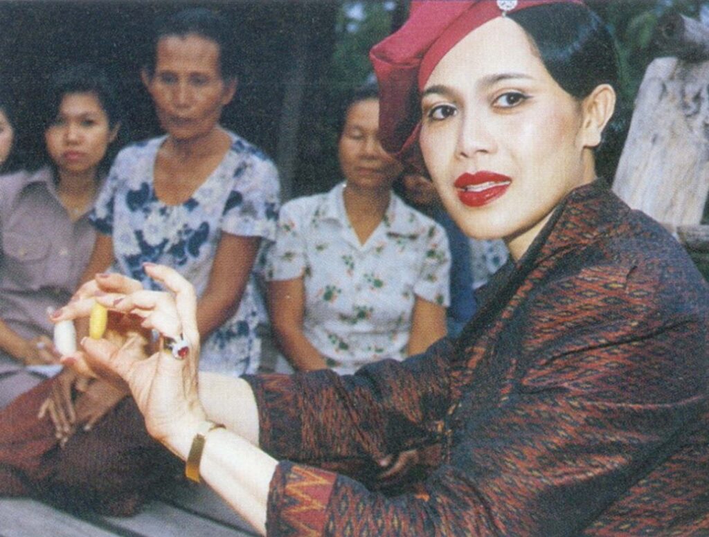 ศิลปาชีพ สมเด็จพระนางเจ้าสิริกิติ์ พระบรมราชินีนาถ พระบรมราชชนนีพันปีหลวง