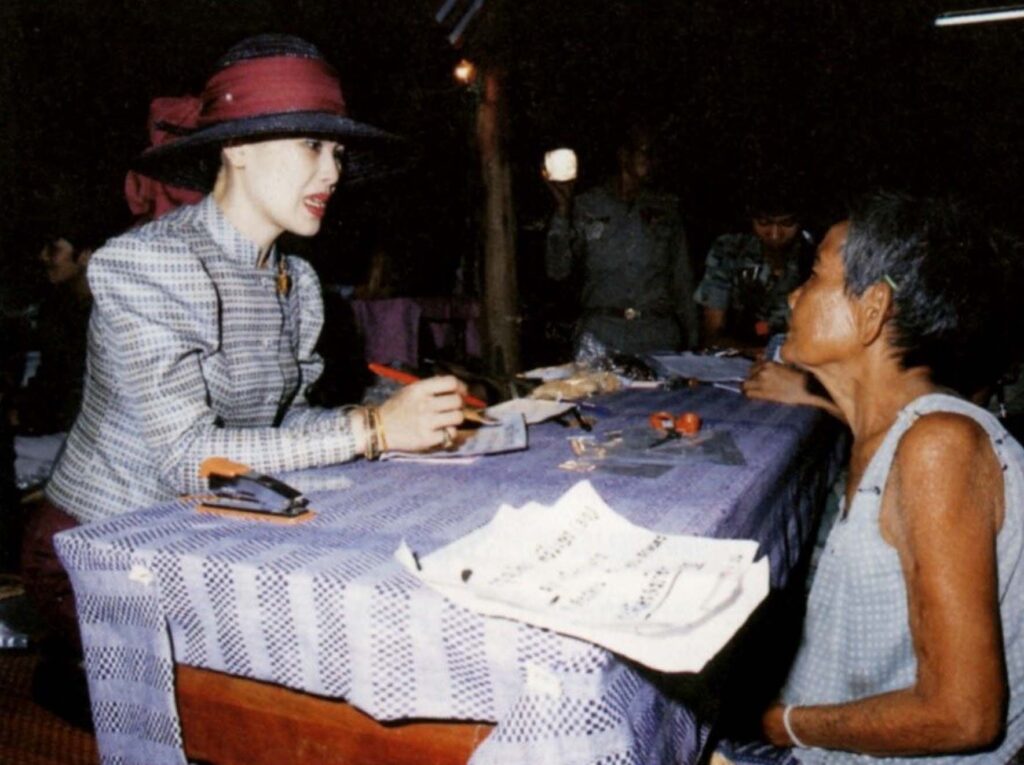 ศิลปาชีพ สมเด็จพระนางเจ้าสิริกิติ์ พระบรมราชินีนาถ พระบรมราชชนนีพันปีหลวง