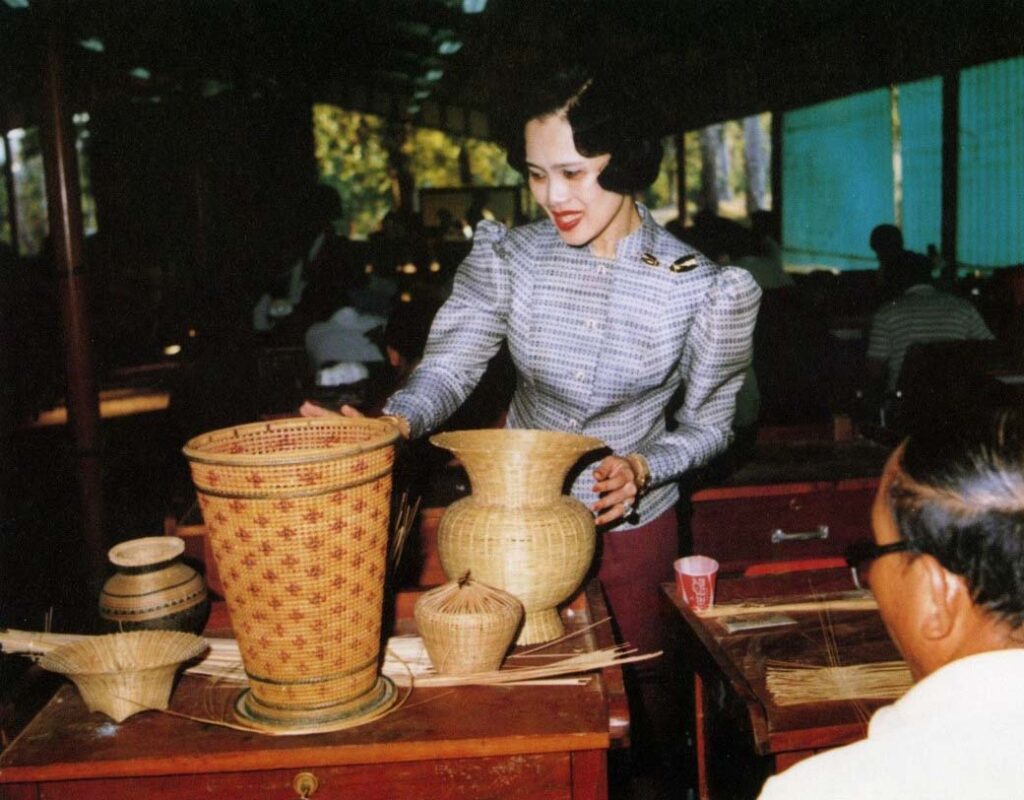 ศิลปาชีพ สมเด็จพระนางเจ้าสิริกิติ์ พระบรมราชินีนาถ พระบรมราชชนนีพันปีหลวง