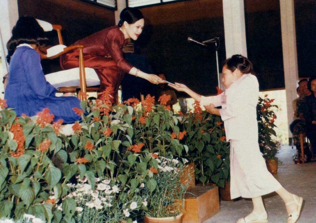 ศิลปาชีพ สมเด็จพระนางเจ้าสิริกิติ์ พระบรมราชินีนาถ พระบรมราชชนนีพันปีหลวง