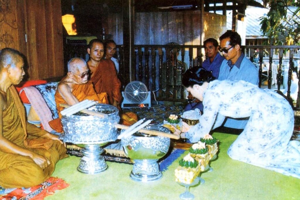 ทรงมั่นในพระศาสนา สมเด็จพระนางเจ้าสิริกิติ์ พระบรมราชินีนาถ พระบรมราชชนนีพันปีหลวง