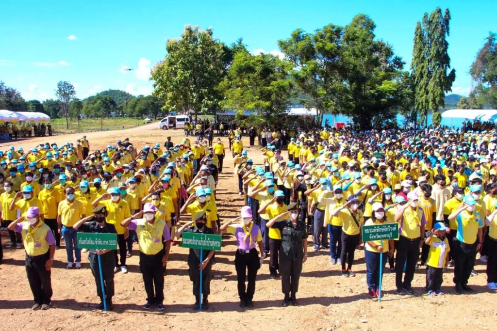 ประชาชนจิตอาสาจังหวัดเพชรบุรี ร่วมใจจัดกิจกรรมเฉลิมพระเกียรติในหลวง ร.10 “ปลูกป่า รักษ์น้ำ สืบสาน พระราชปณิธาน” เนื่องในโอกาสวันเฉลิมพระชนมพรรษา พระบาทสมเด็จพระเจ้าอยู่หัว 28 กรกฎาคม 2565