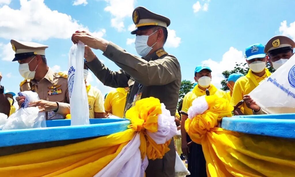 ประชาชนจิตอาสาจังหวัดเพชรบุรี ร่วมใจจัดกิจกรรมเฉลิมพระเกียรติในหลวง ร.10 “ปลูกป่า รักษ์น้ำ สืบสาน พระราชปณิธาน” เนื่องในโอกาสวันเฉลิมพระชนมพรรษา พระบาทสมเด็จพระเจ้าอยู่หัว 28 กรกฎาคม 2565