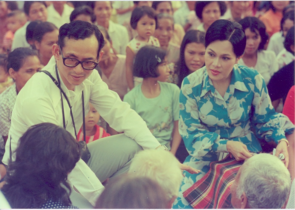 เนื่องในวันคล้ายวันสวรรคตพระบาทสมเด็จพระบรมชนกาธิเบศร มหาภูมิพลอดุลยเดชมหาราช บรมนาถบพิตร “วันนวมินทรมหาราช” ๑๓ ตุลาคม ๒๕๖๗  หน่วยราชการในพระองค์ ขอเผยแพร่พระราชประวัติ เพื่อน้อมรําลึกในพระมหากรุณาธิคุณ