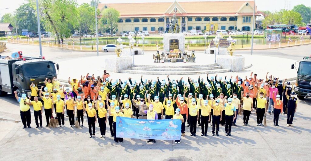 สานพลังจิตอาสาภาครัฐและภาคประชาชน ร่วมกันฉีดพ่นละอองน้ำล้างทำความสะอาดบริเวณสถานีรถไฟและถนนในเขตเทศบาลเมืองฯ จังหวัดปราจีนบุรี เพื่อลดค่าฝุ่นละออง PM2.5